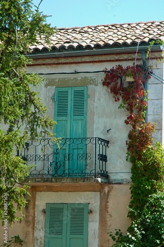 Casa provenzale con edere ed imposte color turchese, Costa Azzurra, Provenza, Francia photo