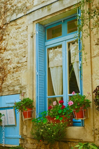 Finestra con imposte azzurre e fiori, Costa Azzurra in Provenza, Francia
