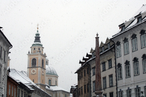 Nevicata tra le facciate rinascimentali di Lubiana