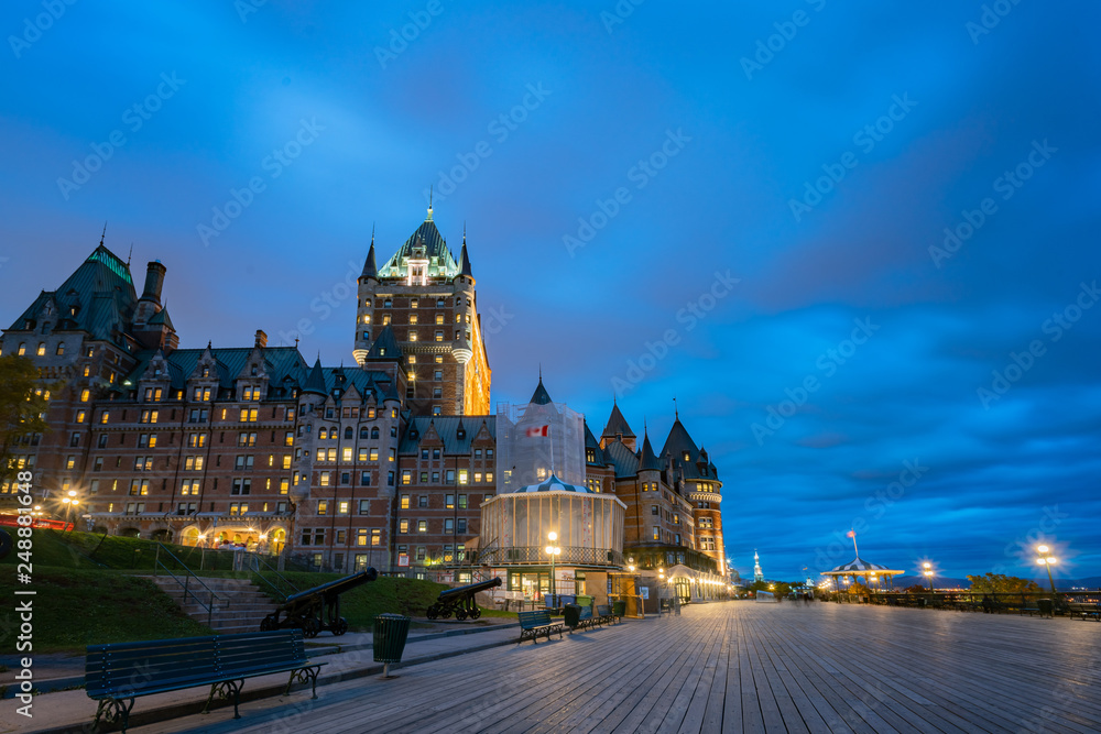 Naklejka premium Night view of the famous Fairmont Le Château Frontenac