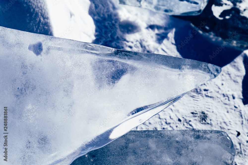 Obraz premium Blocks of ice gleaming in the sun. Arctic winter background.