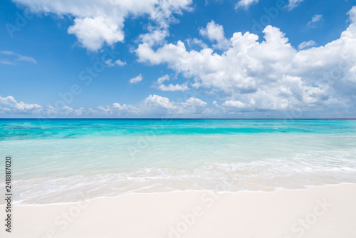 Blaues Meer und weißer Strand im Sommerurlaub © eyetronic