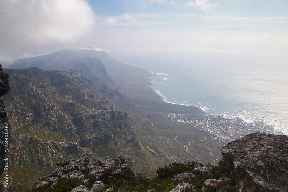 Obraz premium Table Mountain is a landmark overlooking the city of Cape Town in South Africa