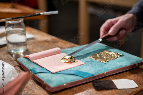 Foto Craftsman cuts an extremely thin gold leave for the gilding tecnique