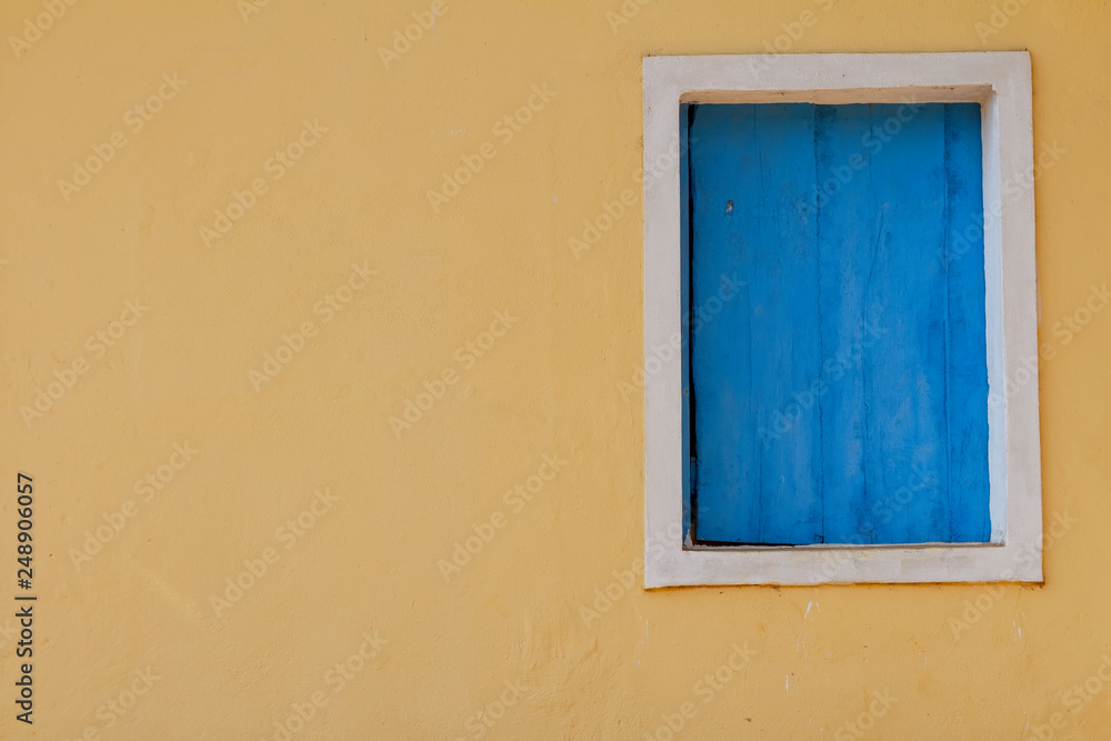 Detalha de janela de casa colonial no município de Guarani, estado de Minas Gerais, Brasil