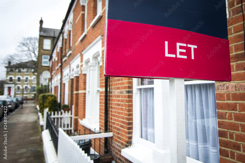 Naklejka premium 'To Let' estate agent sign on residential street