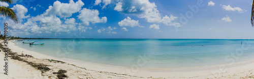 Panorama eines einsamen Karibikstrandes in Mexiko © marksn.media