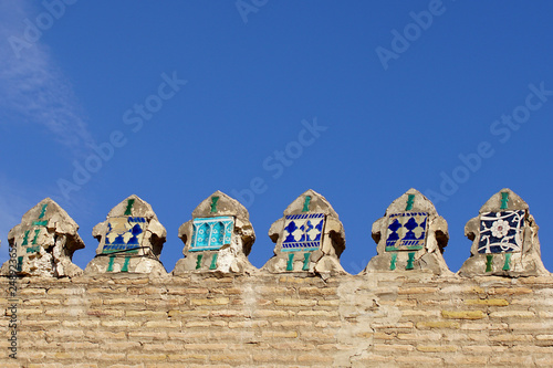 Ziermauer mit orientalischen Kachel-Ornamenten in Chiwa, Khiwa, Usbekistan photo