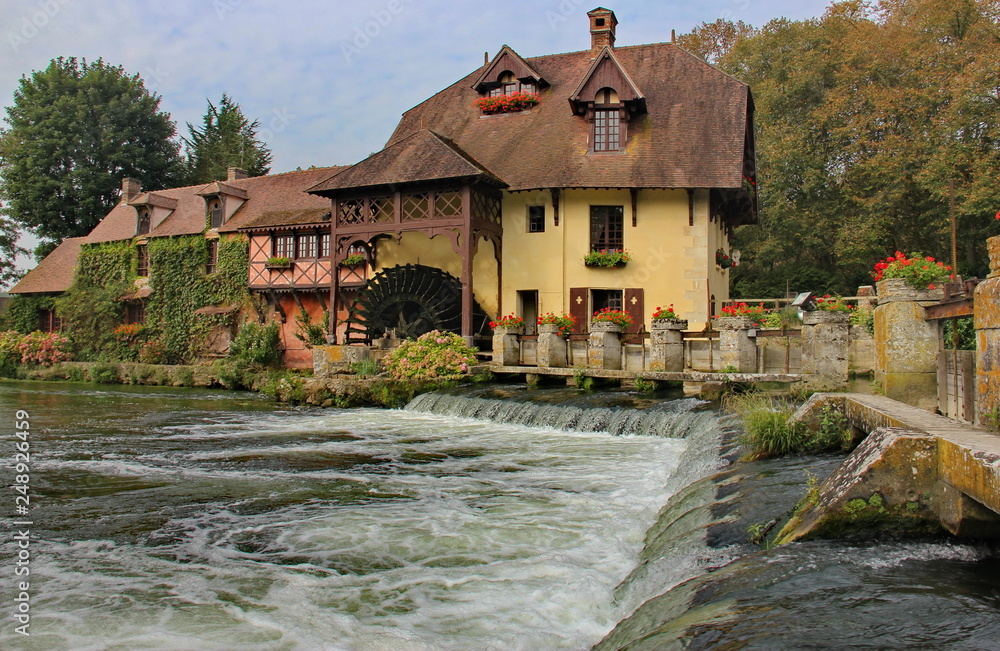 Naklejka premium Moulin sur l'eau
