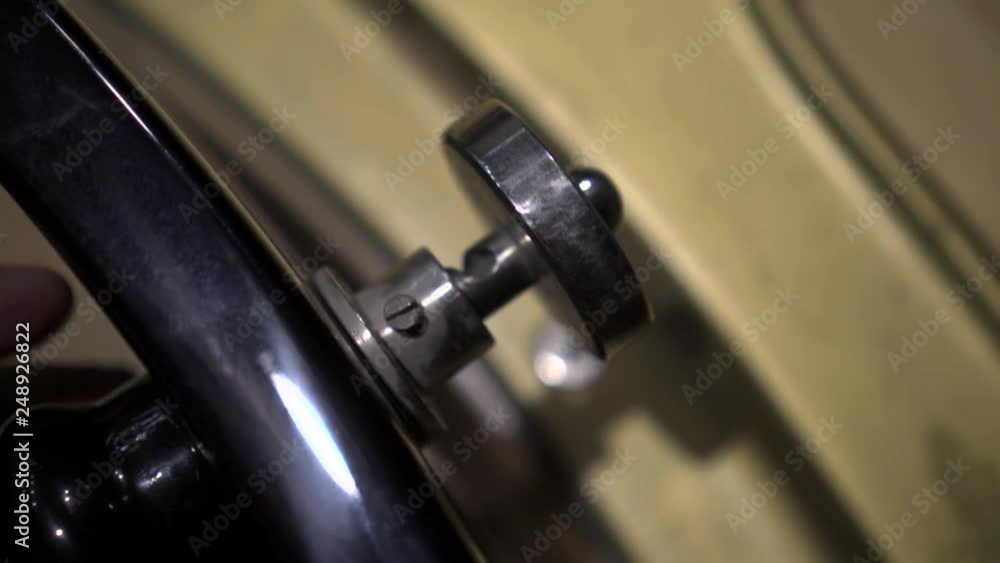 handle the closing piano handle the closing piano