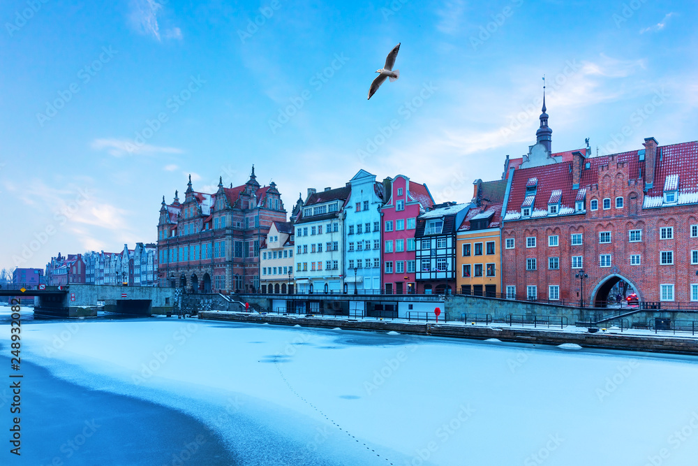 Fototapeta premium Green Bridge and Old Town buildings of Gdansk, winter view