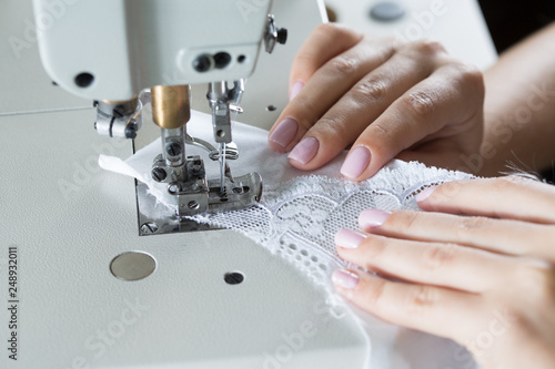 Quadro su tela sewing process on sewing professional manufacturing machine with metal needle de