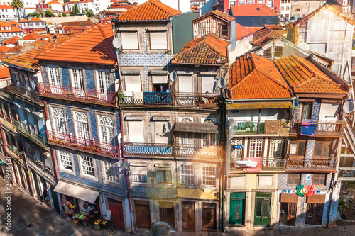 Fototapeta Naklejka Na Ścianę i Meble -  Häuserensemble in der Altstadt Ribeira von Porto