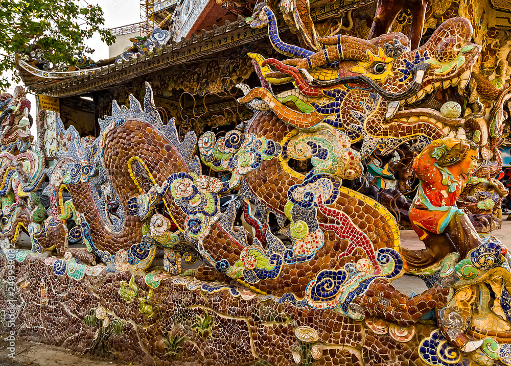 Fototapeta premium Dragon statue Chinese temples decorative tile Chinese temples
