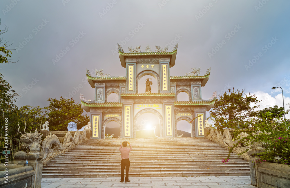 Obraz premium The gate and stairs tradition of Buddhist temples in Vietnam