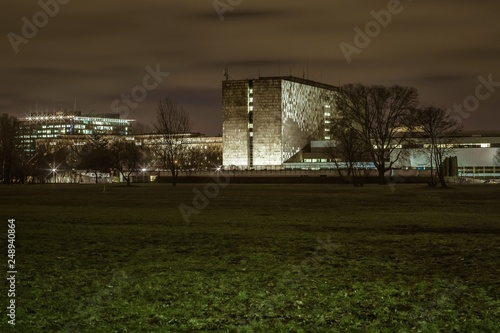 nowoczesny budynek Biblioteki Narodowej w Warszawie w nocy