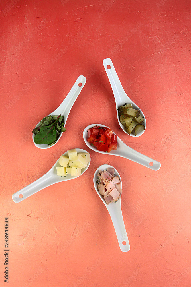 Φωτογραφία VISTA CENITAL DE CUCHARAS CON PIMIENTO ROJO,LECHUGA,QUESO,JAMÓN Y PEPINILLOS PA