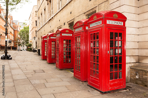 Cabinas telef  nicas en calle de Londres.