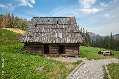 Obraz na płótnie Wooden thatch over mountains walkway scenery w salonie