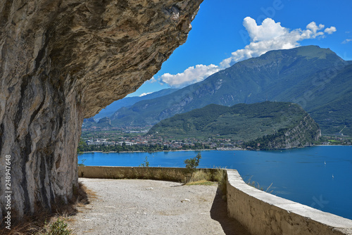 Weg für wanderer und mountainbiker, alte Ponalestraße Riva mit Blick zum Gardasee photo