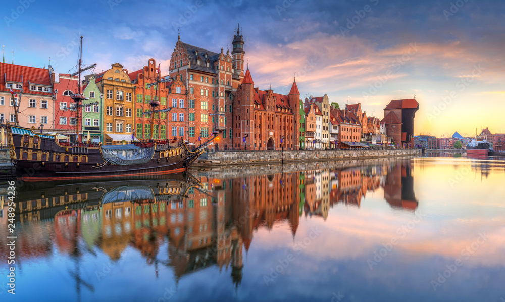 Obraz Piękne stare miasto Gdańsk odzwierciedlenie w rzece Motławie o wschodzie słońca, Polska.