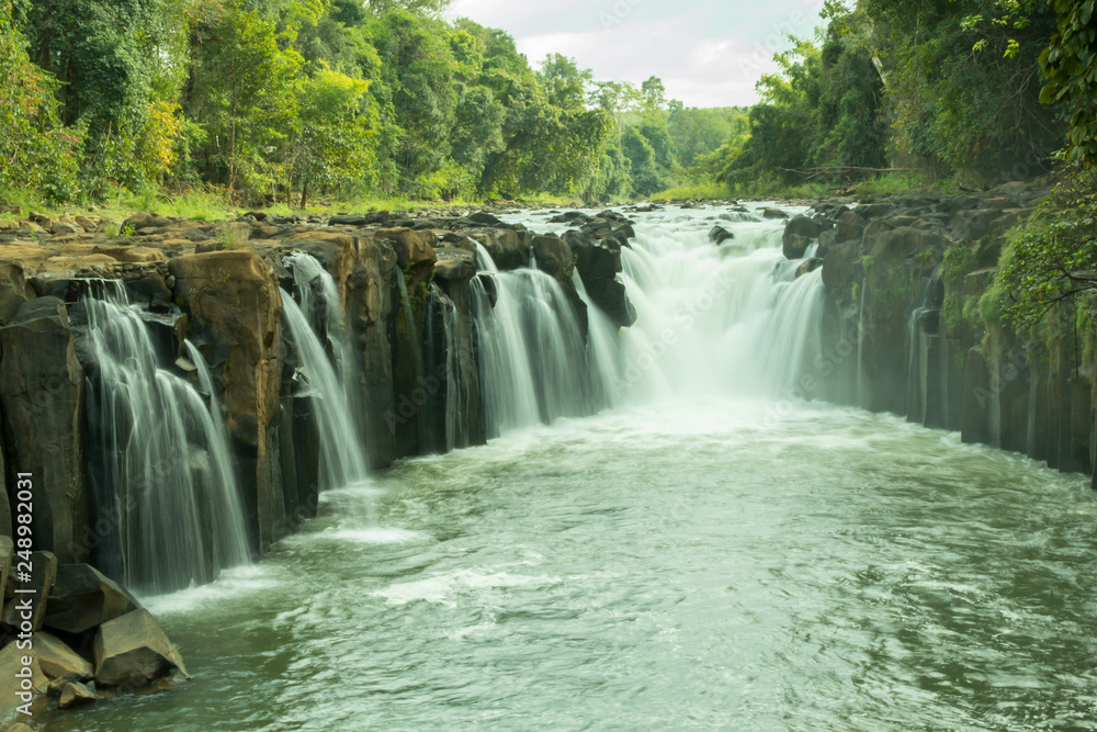 Fototapeta premium Piękny wodospad w południowej części Laosu PDR