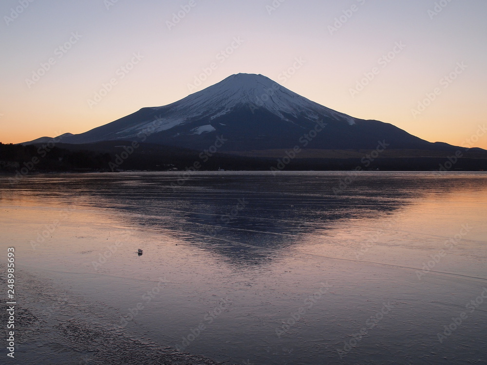 富士山　冬の山中湖の夕暮れ