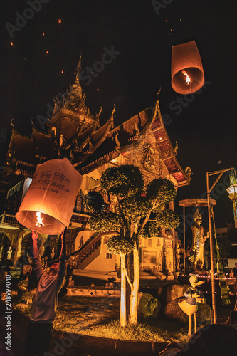 Foto Mass Yee Peng lanterns release in Chiang Mai, Thailand