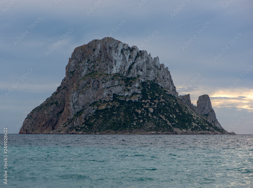 La isla de Es Vedra desde la cala Dhort en Ibiza