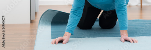 person stolpert über den teppich
banner