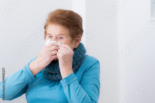 Frau hat euíne verstopfte Nase