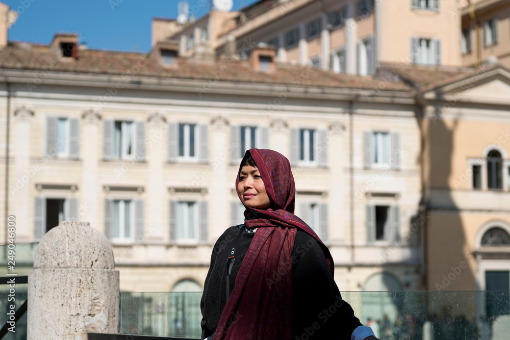 Femme avec foulardposant devant le forum de Trajan