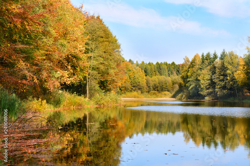 Fototapeta Naklejka Na Ścianę i Meble -  Piękny jesienny krajobraz, jezioro i las