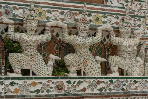 Canvas Print Row of statues at Temple of Dawn