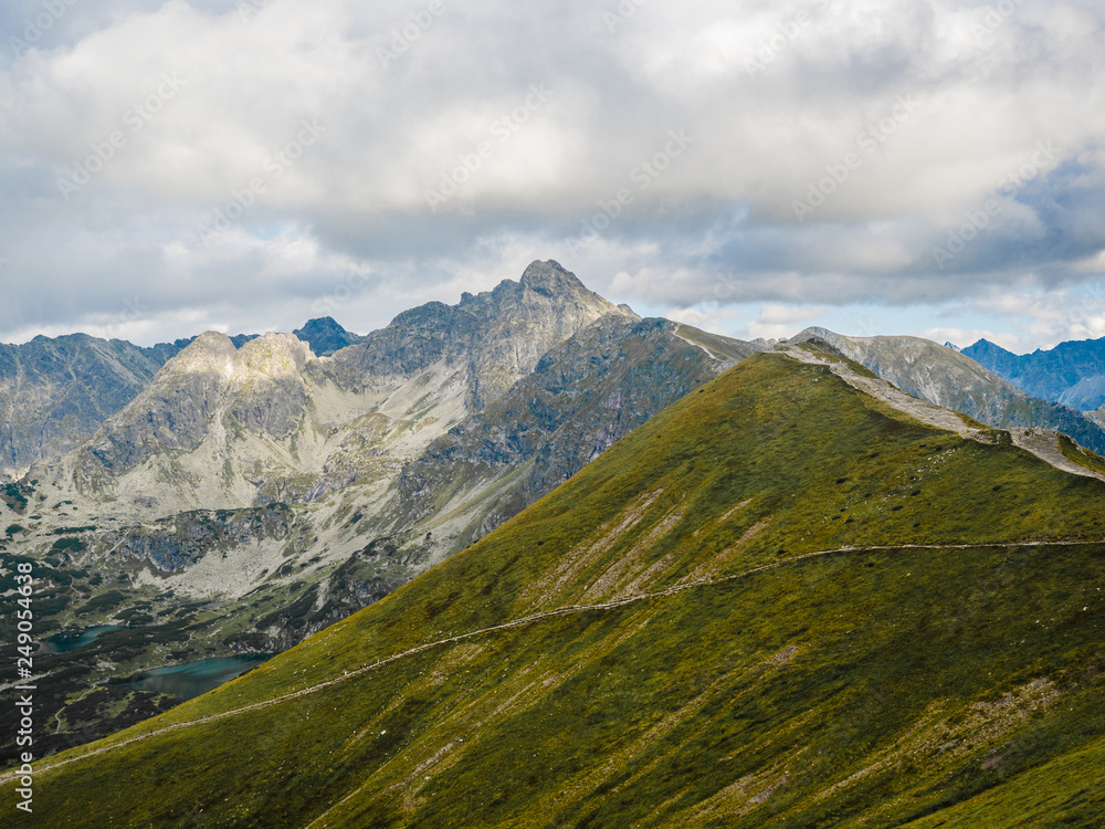 Obraz premium Tatra Mountain part of Carpathian mountain chain in eastern Europe create natural border between Slovakia, Poland. Both protected as national parkland popular destination for winter, summer sports.
