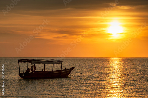 фотографія Traditional dhow boat at sunset, Zanzibar, Tanzania.