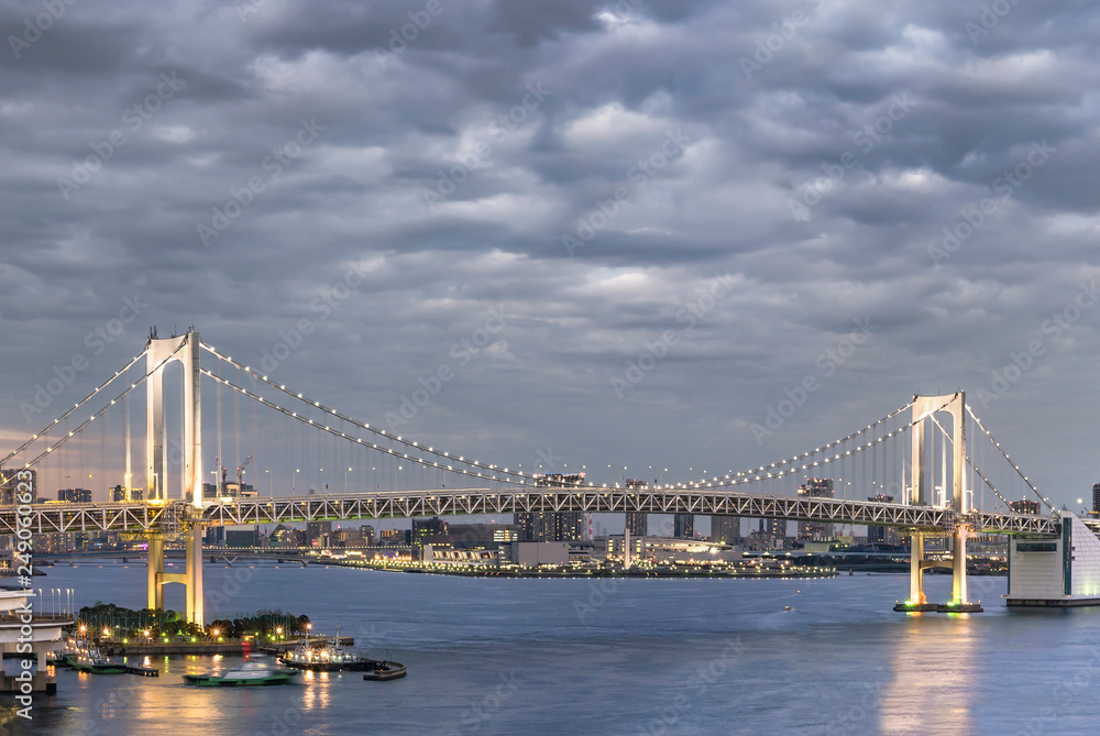 Obraz premium Rainbow Bridge in Odaiba Bay of Tokyo.