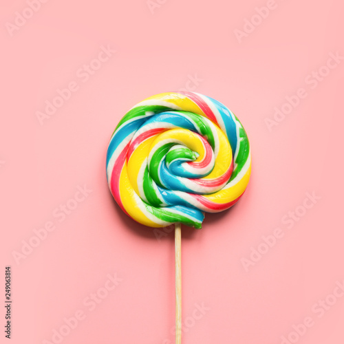 Fotografia Lollipops candy on pastel pink. Rainbow colored.
