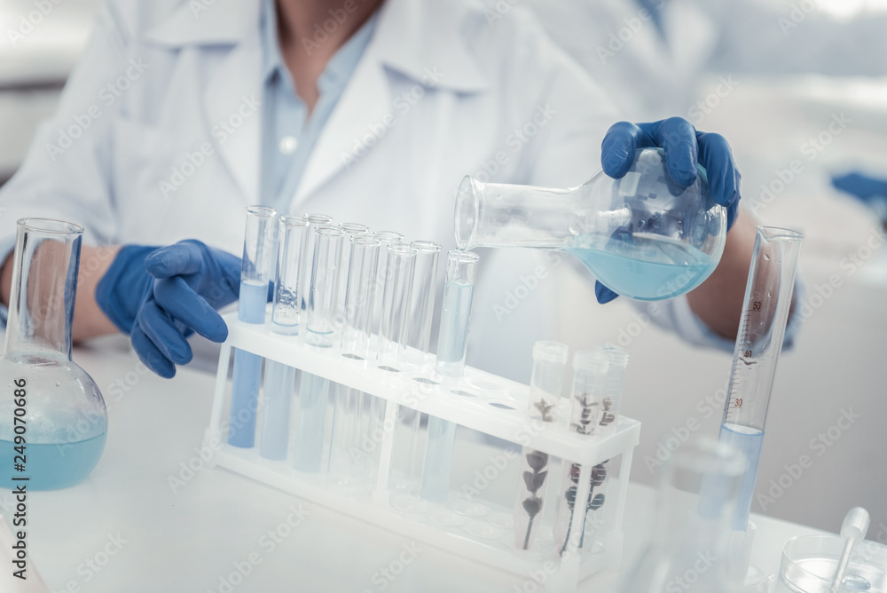 Making the experiment using special chemical vessels Making the experiment using special chemical vessels