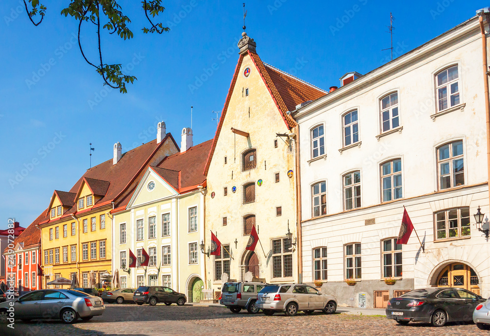 Obraz premium Tallinn, Estonia, Old town. Historic buildings on Toompea street. Architecture of Renaissance buildings in Tallinn.Tourists visiting the sights.