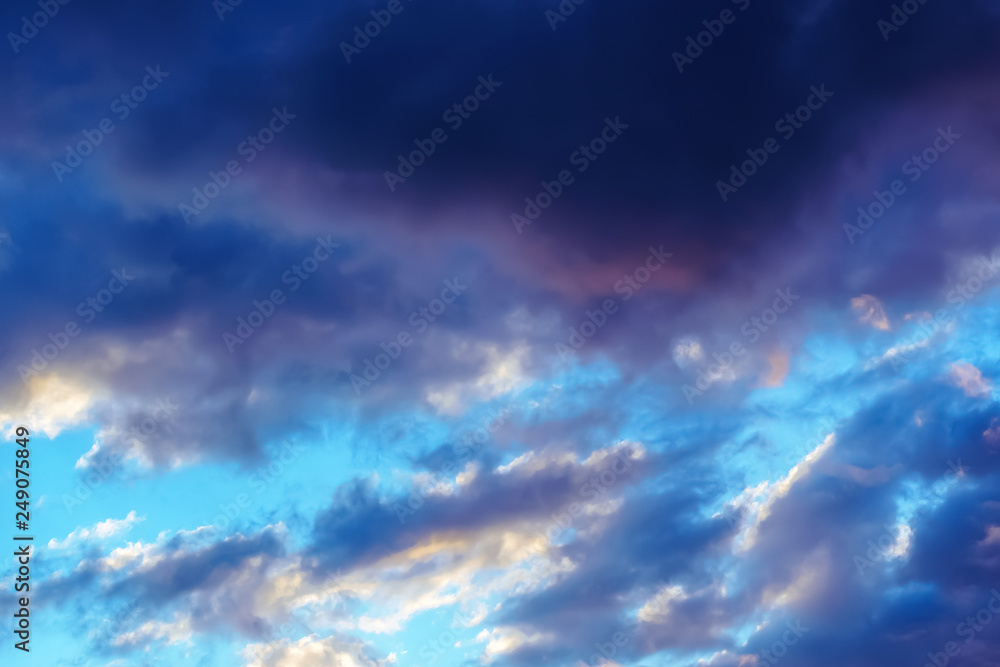 Obraz premium blurred image of a beautiful blue sky with clouds at early sunset.