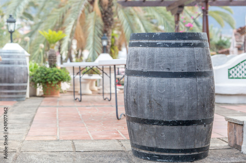 Barrel placed on the outside of a restaurant © Óscar