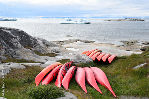 Rote Kajaks am Meer