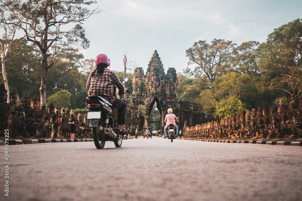 Obraz premium Auf dem Moped nach Angkor, Kambodscha