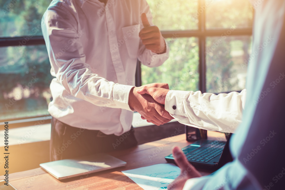 Fototapeta premium Businessmen shaking hands in the office.