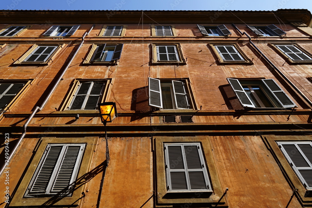 Obraz premium Façade de maison dans les rues de Rome