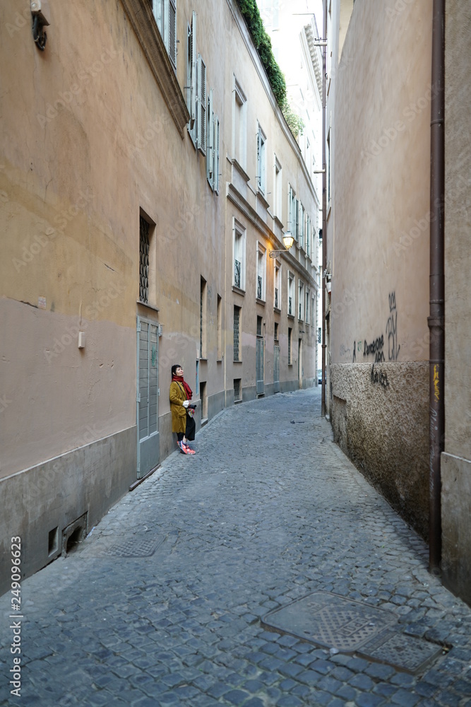 Jeune femme dans les rues de Rome