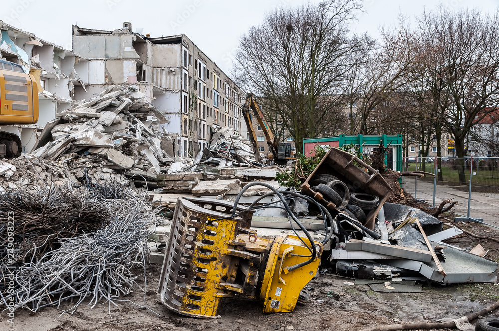 Fototapeta premium alte Plattenbau Wohnungen in Ostdeutschland 