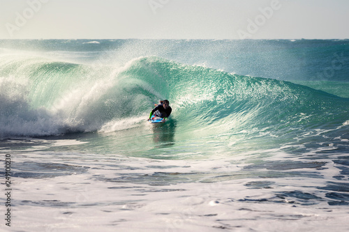 Photos man surfing a wave with his bodyboard
