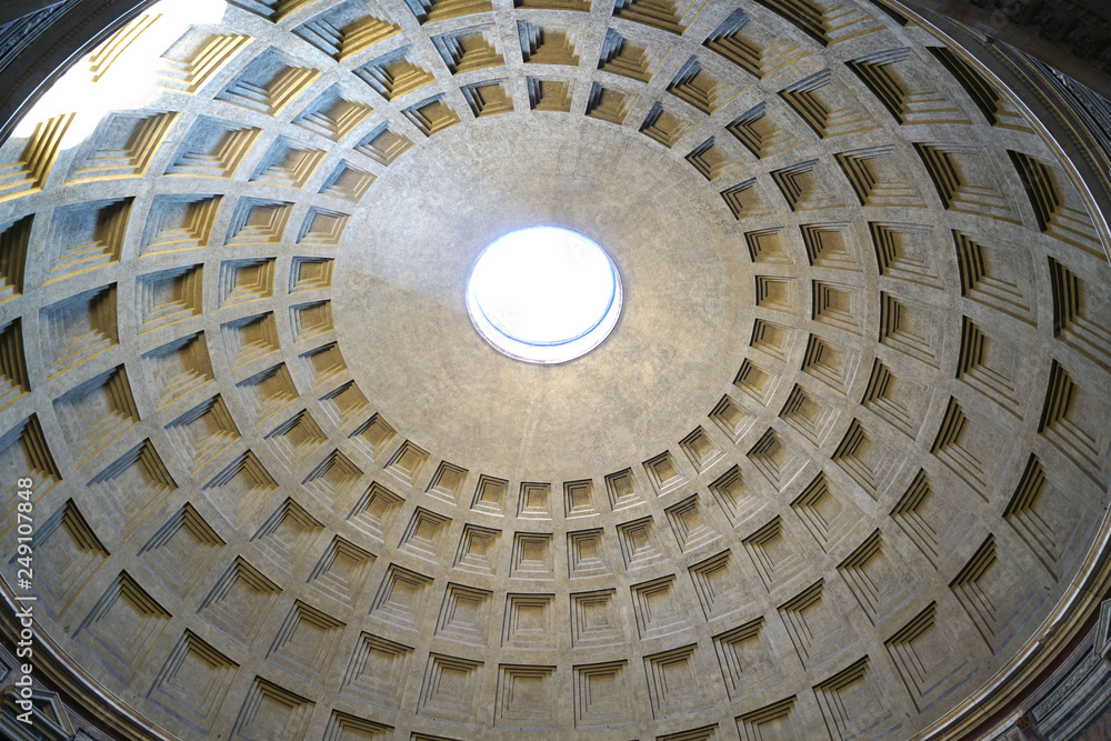 Intérieur du dome du panthéon de Rome